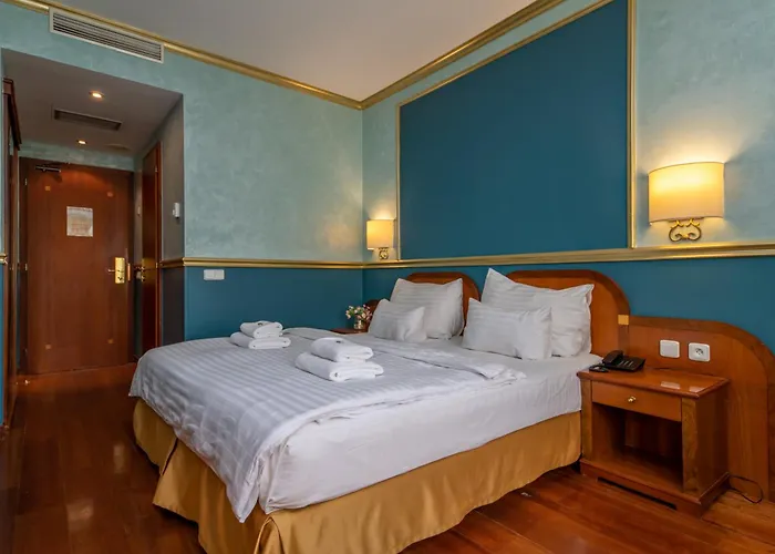 Kinsky Fountain Otel 4*